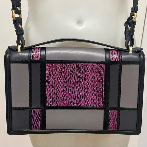 Ferragamo Leather Patch bag. - Picture 4 of 10